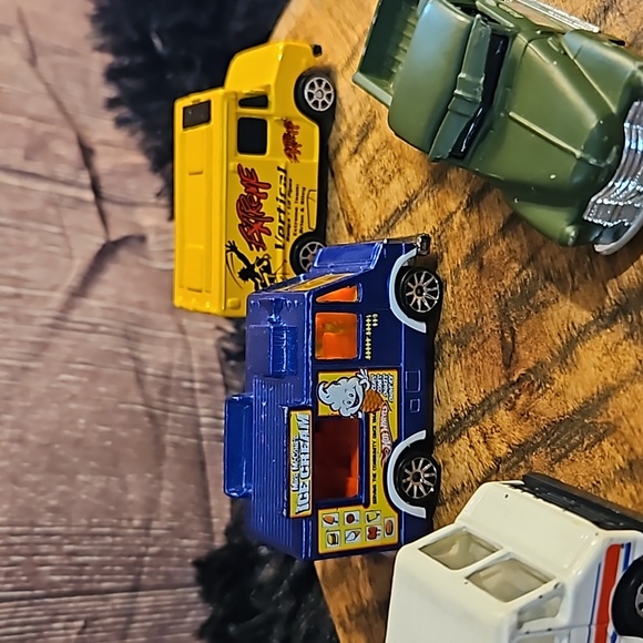 Hot Wheels Race Cars & Delivery Trucks Collection - Picture 10 of 16